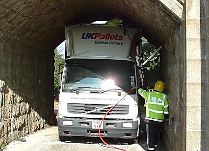 Lorry wedged under arch
